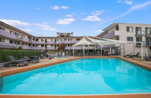 Southport Apartment | Breezy Beachside - Enjoy Outdoor Fun and Relaxation