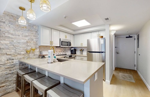 Myrtle Beach Condo | Breezy condo with indoor pool, hot tub, balcony, fitness room, & game room