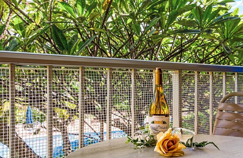 Napili Condo | Breezy condo with wood and tile floors
