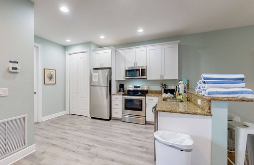 Bradenton Beach House | Breezy duplex with partial Gulf view, balcony, grill, AC, & W/D - walk to beach