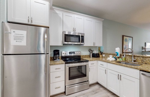 Bradenton Beach House | Breezy duplex with partial Gulf view, balcony, grill, AC, & W/D - walk to beach