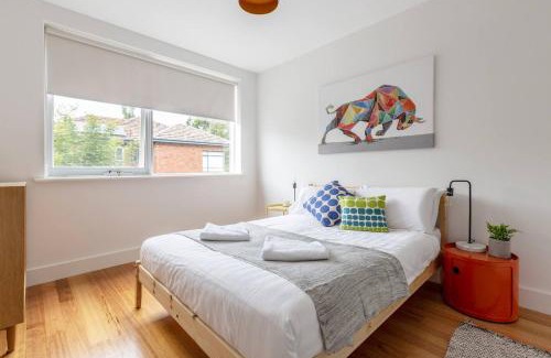 St. Kilda East Apartment | Breezy East - A Light-filled Family Retreat