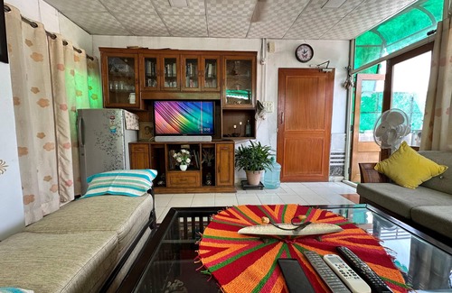 New Delhi Apartment | Breezy Rooftop Retreat , Centrally located !