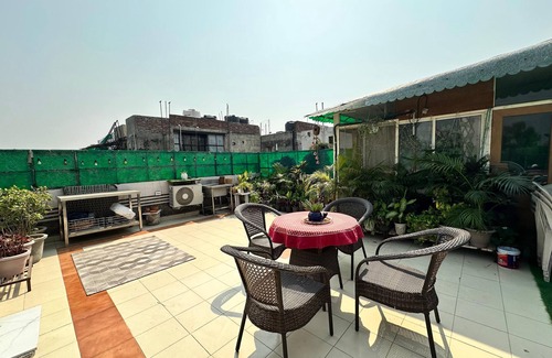 New Delhi Apartment | Breezy Rooftop Retreat , Centrally located !