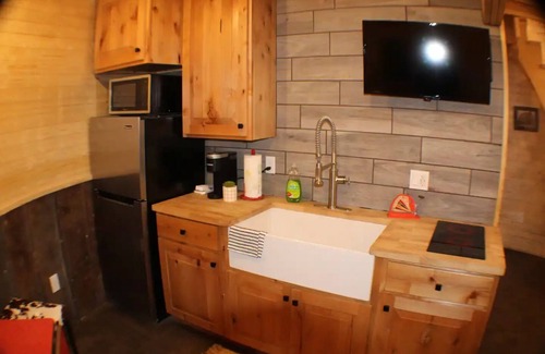 Arnold House | Brent & Jean's Grain Bin Inn Barnn