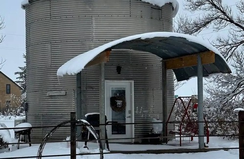 Arnold House | Brent & Jean's Grain Bin Inn Barnn