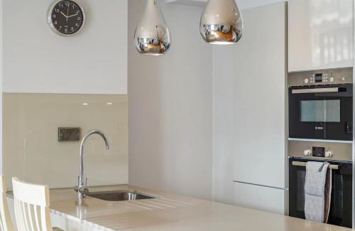 Syon Apartment | Brentford's Oasis with Gated Parking