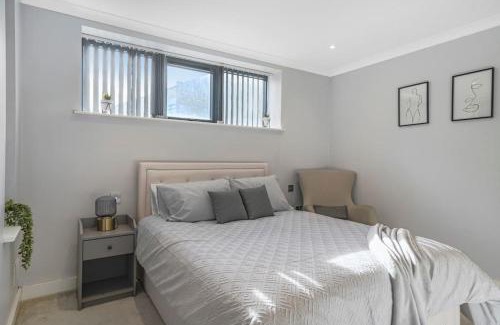 Syon Apartment | Brentford's Oasis with Gated Parking