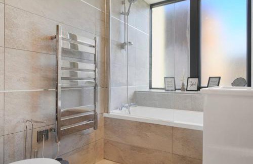 Syon Apartment | Brentford's Oasis with Gated Parking