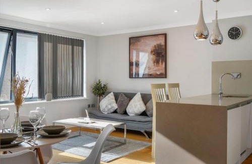 Syon Apartment | Brentford's Oasis with Gated Parking