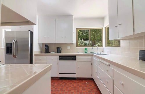 Los Angeles House | Brentwood Home + Big Yard in Gated Community