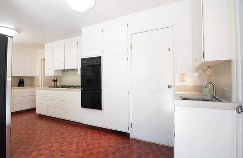 Los Angeles House | Brentwood Home + Big Yard in Gated Community