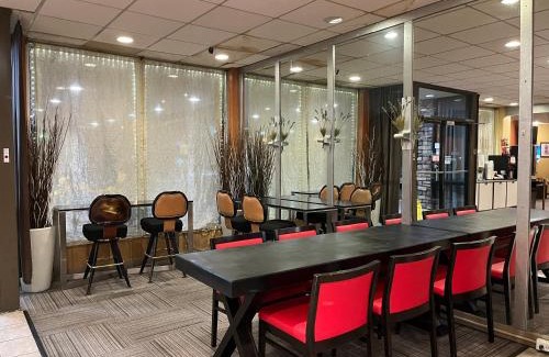Farmington Hotel | Brentwood Inn & Garden