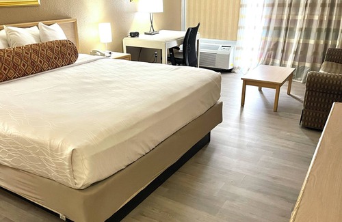 Farmington Hotel | Brentwood Inn & Garden