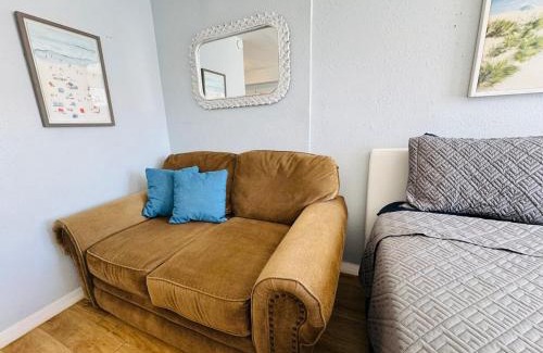 Dunedin House | Brew You Bungalow - Cozy Oasis with Fire Pit