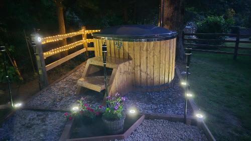 Milton Malsor House | Brewers Bolt Cozy Unique Shepherds Hut Dog Friendly Hot Tub!