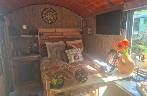 Milton Malsor House | Brewers Bolt Cozy Unique Shepherds Hut Dog Friendly Hot Tub!
