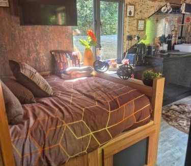 Milton Malsor House | Brewers Bolt Cozy Unique Shepherds Hut Dog Friendly Hot Tub!