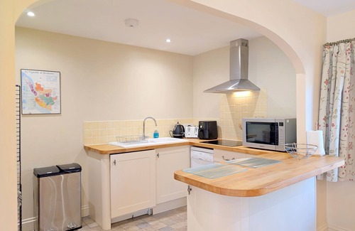Chichester Cottage | Brewery Cottage - a cottage that sleeps 2 guests in 1 bedroom