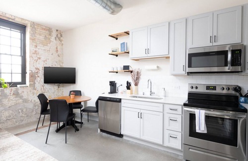 Milwaukee Apartment | Brewery District 2-Story 2BR Apt Near Fiserv with Rooftop, Gym, and Parking