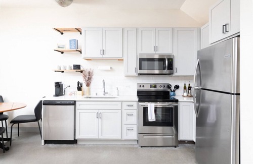 Milwaukee Apartment | Brewery District 2-Story 2BR Apt Near Fiserv with Rooftop, Gym, and Parking