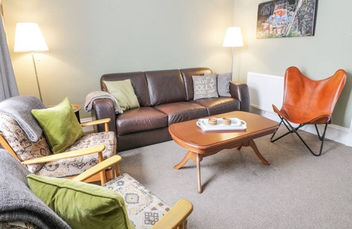 Newton Stewart Cottage | BREWERY HOUSE, pet friendly, with hot tub in Newton Stewart