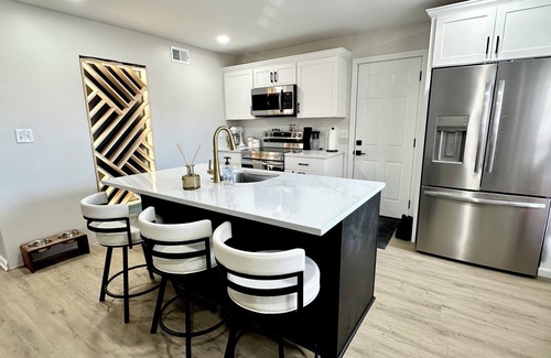 Lee's Summit House | Brick Haven Near Downtown Lee’s Summit: Luxe Espresso & Relaxation