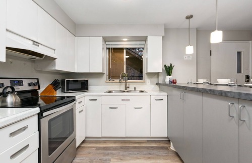 Old Town Condo | Brick Suite | Bright & Bold Retreat Near Old Town