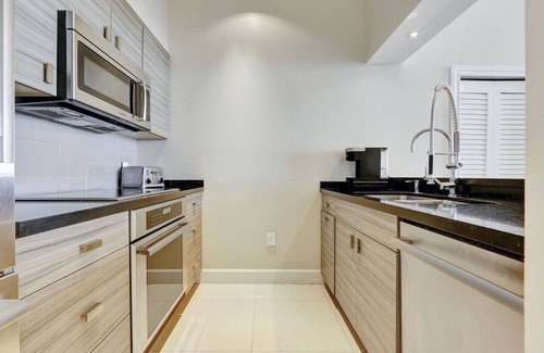 Brickell House | Brickell Oasis:5BR, Free Parking, Pool, Gym & More