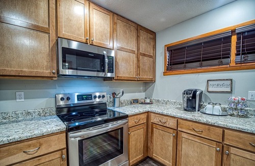Jasper House | BrickHouse off the Square - Cozy 3 bedroom house