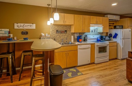 University Heights Apartment | Bricklight district apartment with great balcony! - Walk to UNM, Nob Hill