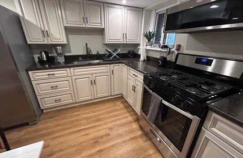 Near Northeast Apartment | Brickside on the Boundary: A Cozy Basement Suite