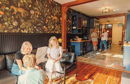 Mount Adams House | Bridal & Group Retreat | 4BR Mt. Adams | Walkable, Skyline Views