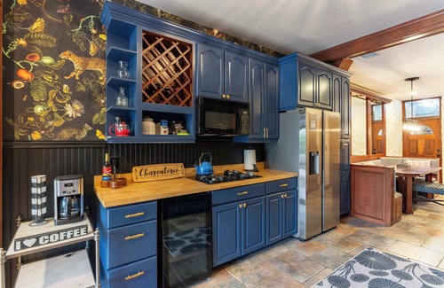 Mount Adams House | Bridal & Group Retreat | 4BR Mt. Adams | Walkable, Skyline Views
