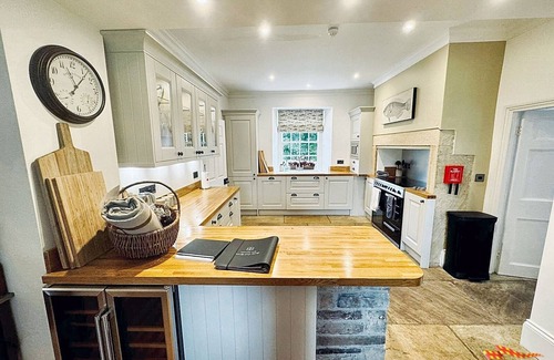Haltwhistle House | Bridge End House - Country House & Private River Bank