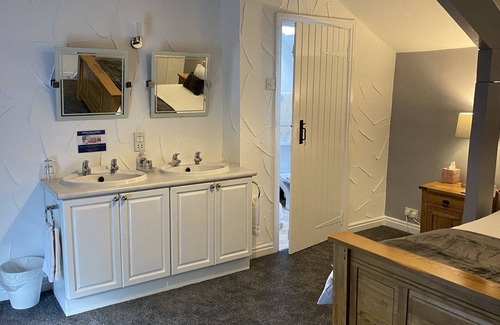 Oulton House | Bridge Farm Hotel