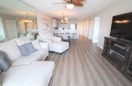 Osage Beach Condo | Bridge Pointe Condo at the Grand Glaize Arm Covered Deck Overlooking Lake!