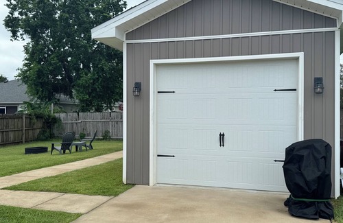 Navarre House | Bridge Side Bungalow 1.5mi from Nav Beach and the best restaurants/bars in town