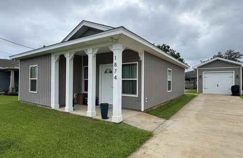 Navarre House | Bridge Side Bungalow 1.5mi from Nav Beach and the best restaurants/bars in town