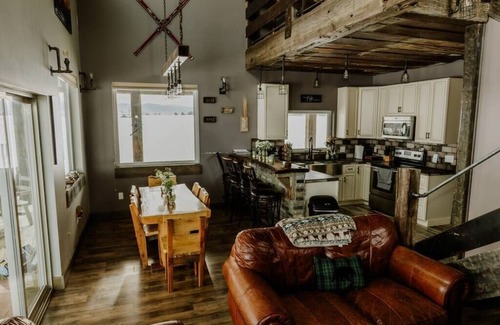 Bozeman Cabin | BRIDGER VIEW CABIN WITH 360 DEGREE MOUNTAIN VIEWS