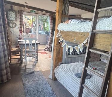 Kington Villa | Bridie -rose with wood tub country retreat