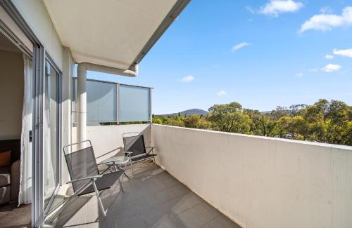 Greenway Apartment | Bright 1-Bed Apartment with Balcony