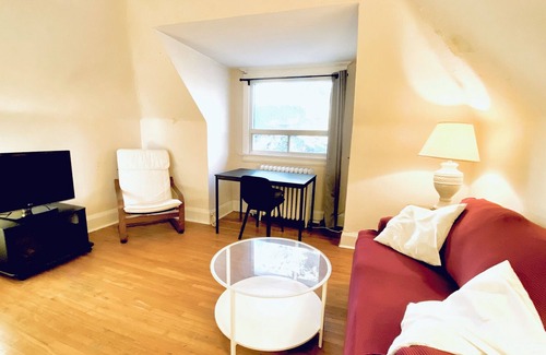 High Park North Apartment | Bright 1 bed next to High Park!