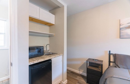 East Downtown Houston Apartment | Bright 1-Bedroom APT w/Queen Bed & Bath