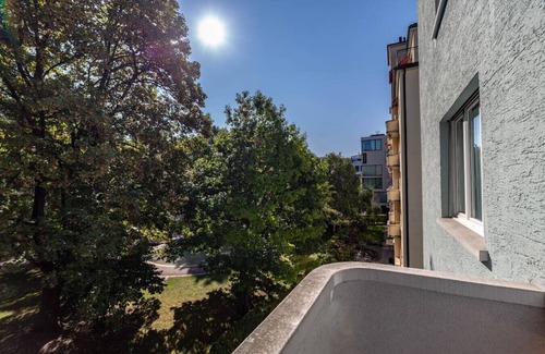 Hottingen Apartment | Bright 1 BR flat (Parkview 1)