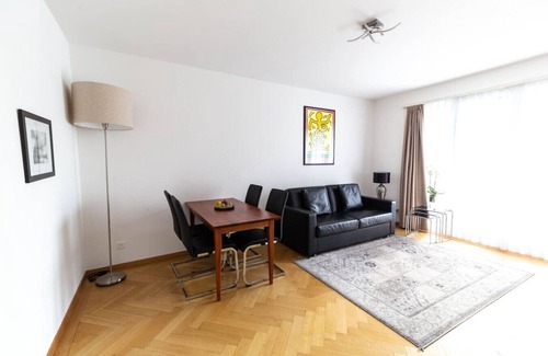Hottingen Apartment | Bright 1 BR flat (Parkview 1)