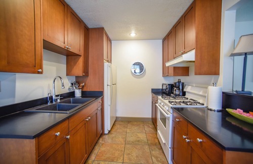 Grandview House | Bright 1 BR with Full Kitchen and Huge Yard