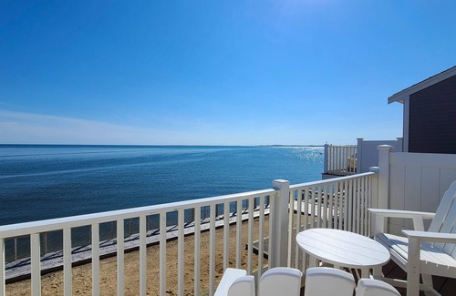 North Truro Condo | Bright 1BD Bayfront Condo-RIGHT ON THE BEACH, Amazing Waterfront & Provincetown Views, A/C