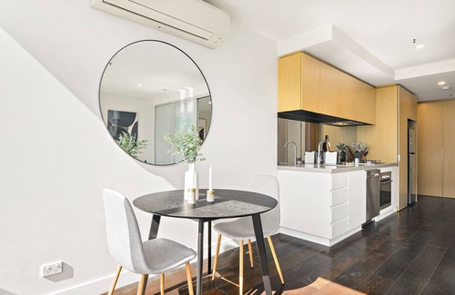 Flemington Apartment | Bright 1BR Apartment Near Maribyrnong River