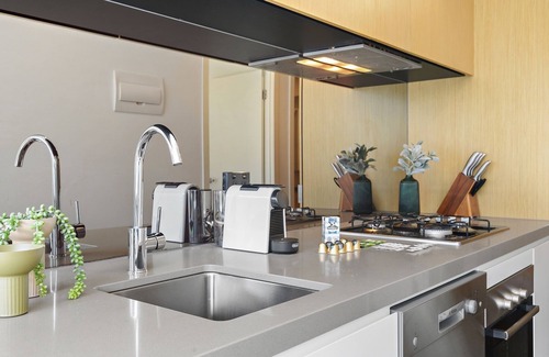 Flemington Apartment | Bright 1BR Apartment Near Maribyrnong River